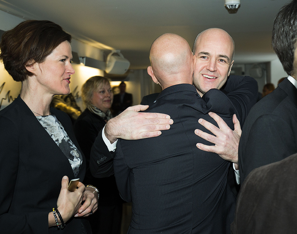 Fredrik Reinfeldt hälsar på Micael Bindefeld och Anna Kinberg Batra